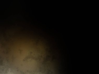 Siyah gömlekli bir adam tenis raketi tutuyor.