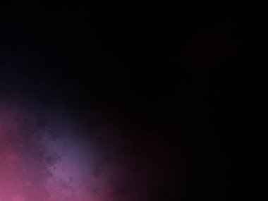 Takım elbiseli ve kravatlı bir adam karanlık bir arka planın önünde duruyor.