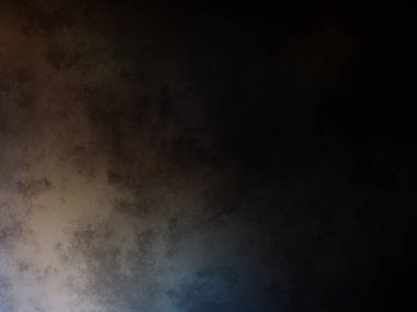 Takım elbiseli ve kravatlı bir adam tenis raketi tutuyor.