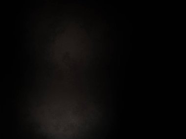 Siyah gömlekli ve kravatlı bir adam.