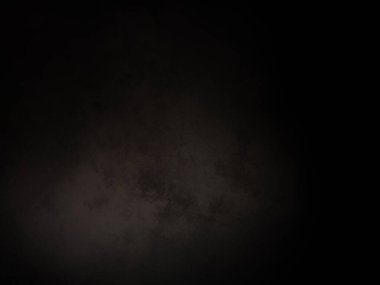 Karanlık gökyüzü ve aydınlığı olan siyah bir arkaplan.