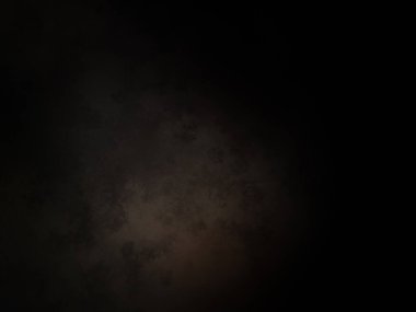 Karanlık gökyüzü ve aydınlığı olan siyah bir arkaplan.