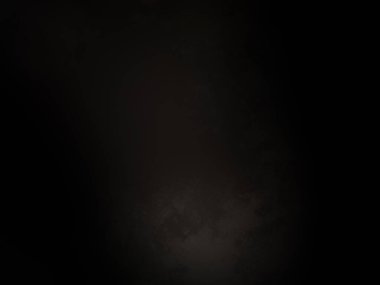 Siyah gömlekli bir adam elinde kamera tutuyor.