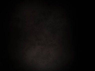 Karanlık gökyüzü ve aydınlığı olan siyah bir arkaplan.