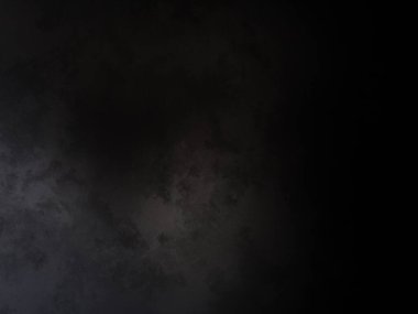 Takım elbiseli ve kravatlı bir adam duvarın önünde duruyor.