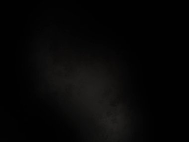 Siyah gömlekli bir adam elinde kamera tutuyor.