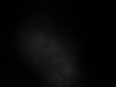 Siyah gömlekli bir adam elinde kamera tutuyor.