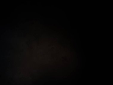 Karanlık gökyüzünde dolunay ve siyah bir arka plan.