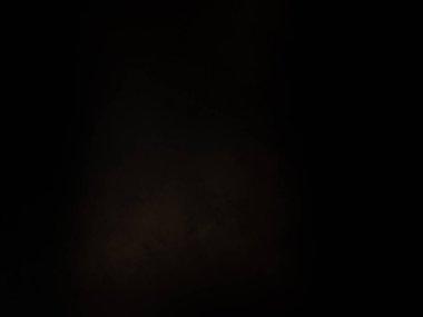 Karanlık gökyüzünde dolunay ve siyah bir arka plan.