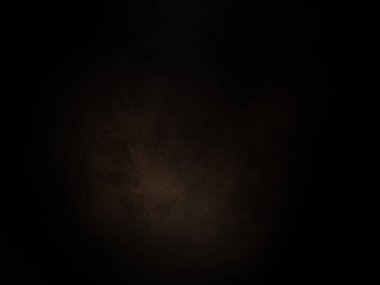 Karanlık bir gökyüzü, birkaç bulut ve bir ışık.