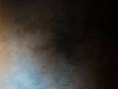 Rampada kaykay süren biri.