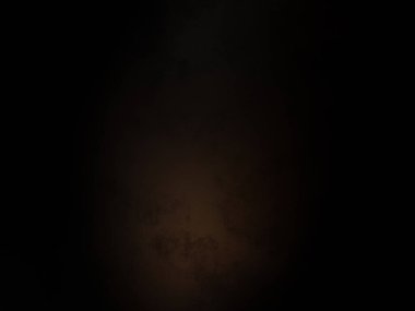 Karanlık bir odada ışığı açık bir insan.