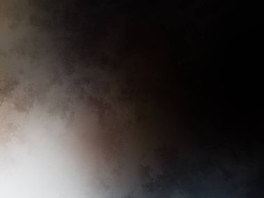 Takım elbiseli ve kravatlı bir adam tenis raketi tutuyor.