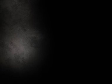 Karanlıkta duran takım elbiseli ve kravatlı bir adam.