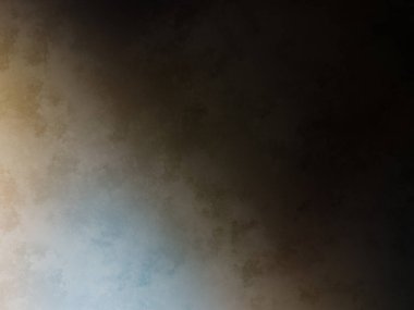 Elinde cep telefonu olan takım elbiseli ve kravatlı bir adam.