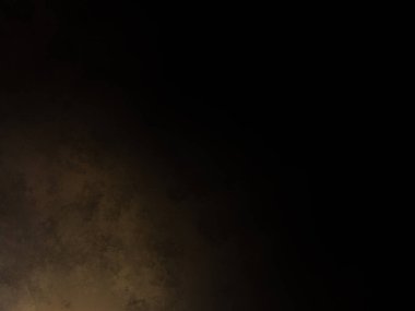 Takım elbiseli ve kravatlı bir adam duvarın önünde duruyor.