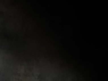 Takım elbiseli ve kravatlı bir adam pencerenin önünde duruyor.