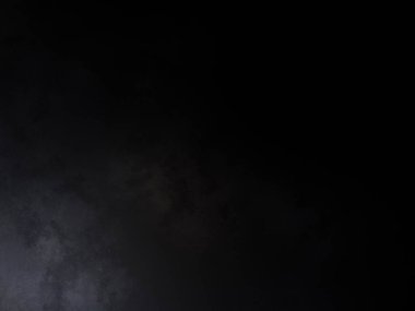 Siyah gömlekli ve kravatlı bir adam.