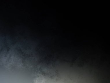 Karlı bir yamaçta kar kayağı süren biri.