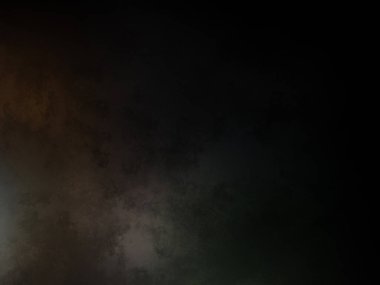 Siyah gömlekli bir adam tenis raketi tutuyor.