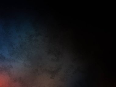 Bir adam kortta tenis raketi tutuyor.