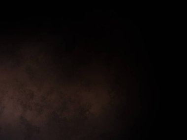 Takım elbiseli ve kravatlı bir adam karanlık bir arka planın önünde duruyor.