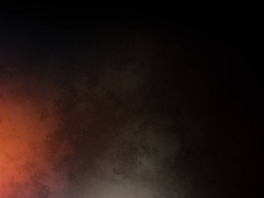 Siyah gömlekli bir adam tenis raketi tutuyor.