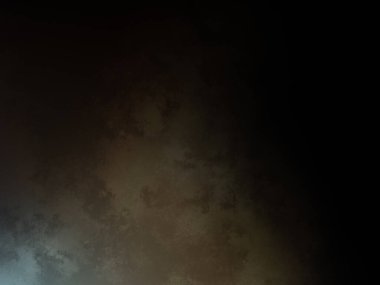 Takım elbiseli ve kravatlı bir adam duvarın önünde duruyor.