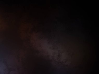 Karlı bir yüzeyde snowboard süren bir insan.