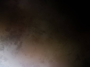 Rampada kaykay süren biri.