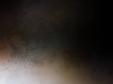 Takım elbiseli ve kravatlı bir adam duvarın önünde duruyor.