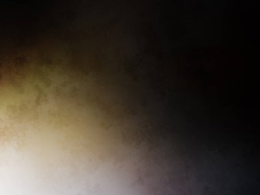 Elinde cep telefonu olan takım elbiseli ve kravatlı bir adam.