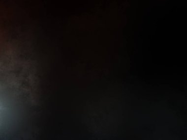 Karlı bir yüzeyde snowboard süren bir insan.