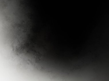 Karla kaplı yamaçta kar kayağı yapan bir adam.