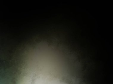 Karanlık bir yüzeyde kaykay süren bir adam.