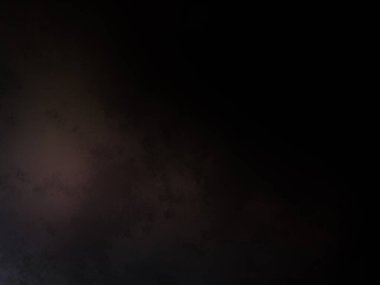 Takım elbiseli ve kravatlı bir adam pencerenin önünde duruyor.