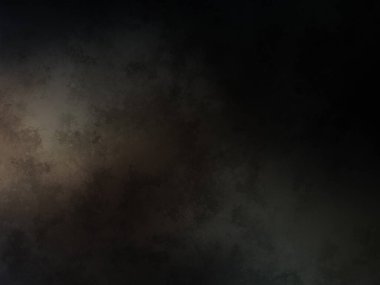 Takım elbiseli ve kravatlı bir adam karanlık bir arka planın önünde duruyor.