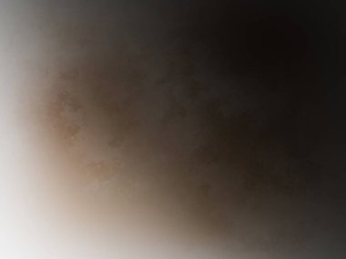 Köpeğiyle bankta oturan bir insan.