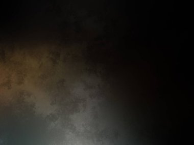 Karanlık bir yüzeyde kaykay süren bir insan.