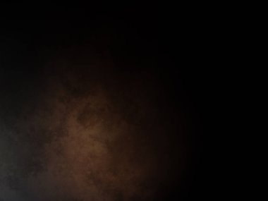 Takım elbiseli ve kravatlı bir adam karanlık bir arka planın önünde duruyor.