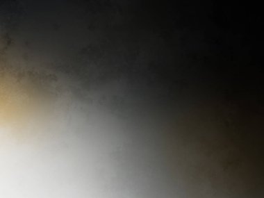 Takım elbiseli ve kravatlı bir adam tenis raketi tutuyor.