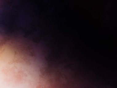 Bir adam kortta tenis raketi tutuyor.