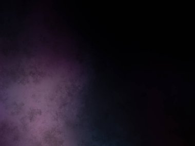 Takım elbiseli ve kravatlı bir adam mikrofonun önünde duruyor.