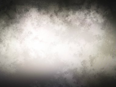 Elinde saatle bir duvarın önünde duran bir adam.