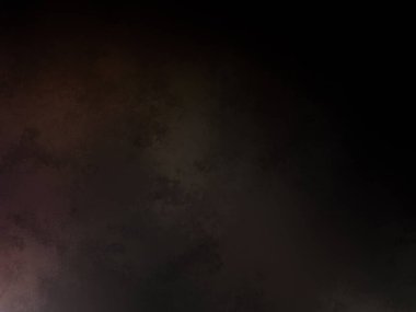 Karanlık bir yüzeyde kaykay süren bir adam.