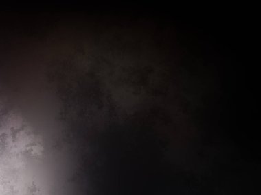 Karlı bir yüzeyde snowboard süren bir insan.