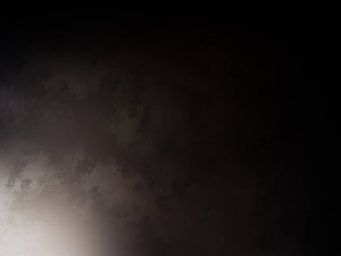 Takım elbiseli ve kravatlı bir adam duvarın önünde duruyor.