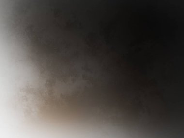 Karlı bir yüzeyde snowboard süren bir insan.