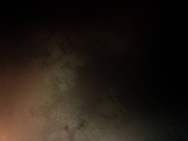 Karanlık bir yüzeyde kaykay süren bir adam.