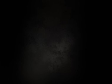 Kara bir gökyüzü, birkaç bulut ve ışık.